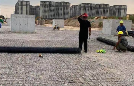 梁园土工格栅铺设前地基要怎么处理？